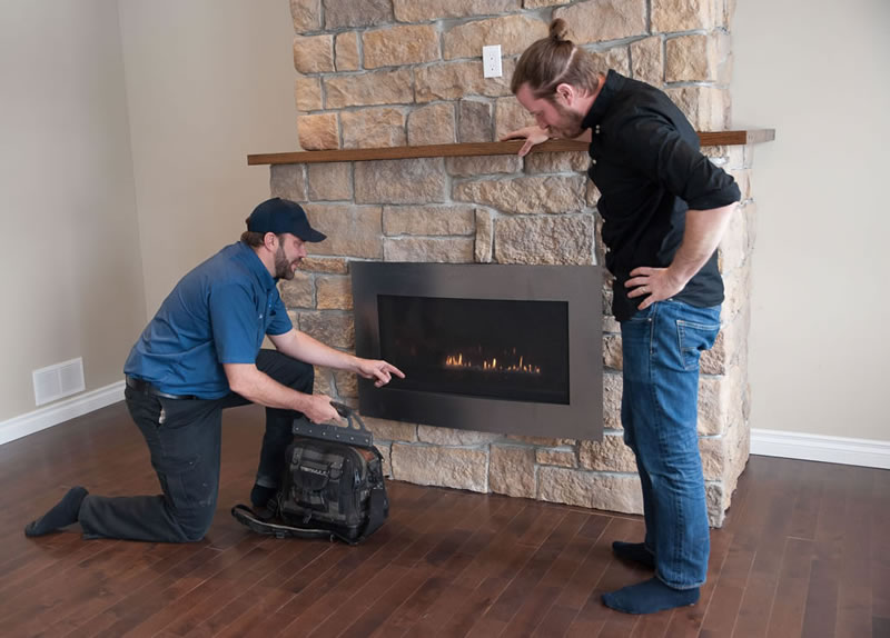 instalación y mantenimiento de una chimenea a gas de ventilación directa o direct-vent en Bogotá, Colombia. Sortilegio Design Center SAS.